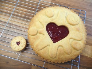 Jammie Dodger cake with biscuit